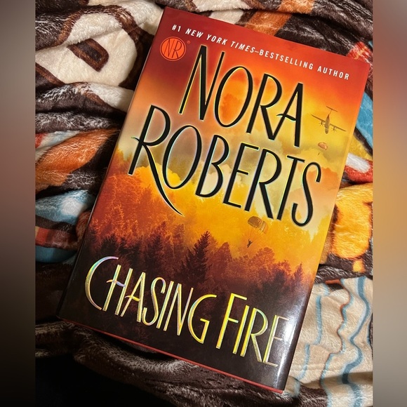 CHASING FIRE By NORA ROBERTS - Picture 1 of 6